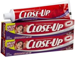 Closeup Freshening Red Gel Anticavity Fluoride with Mouthwash ...