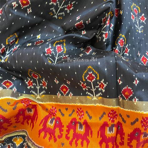 Elegant Nila - Handwoven Patola Inspired Pochampally Single Ikat Saree