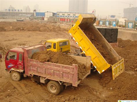 大兴拉渣土|建筑工地垃圾清运|土方回填车电话|北京飞鸿渣土清运公司