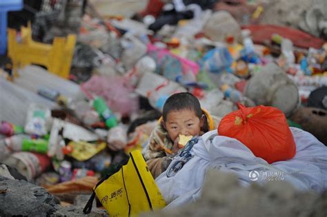 组图：垃圾场拾荒儿童没有新年 躺垃圾堆中吃苹果_公益频道_凤凰网