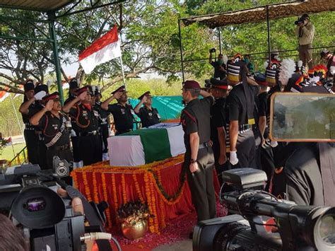 Before the funeral of the martyred Colonel Ashutosh, his wife became ...