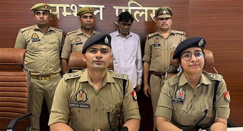 Dhanvarsha Gang: न्यूड फोटो और वीडियो... फीते से नापता लड़कियां ...