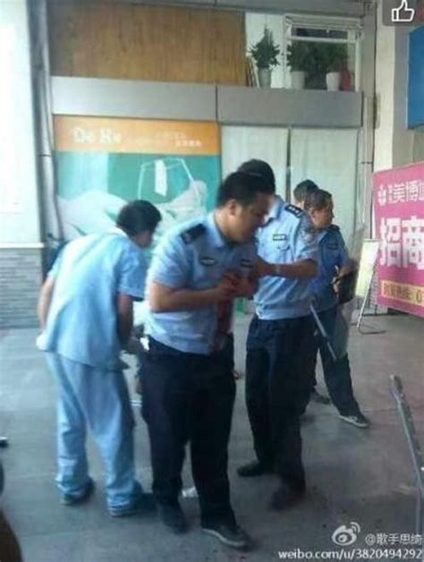 广东厚街:男子杀妻后刀刺警察,鲜血直流