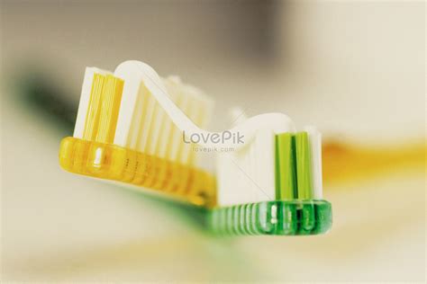 Toothbrush and Toothpaste 的图像结果