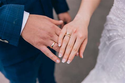 What Hand Does an Engagement Ring Go On? Complete Guide 2026 – Variation