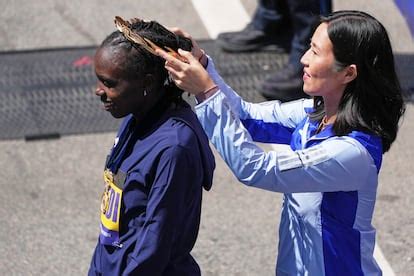 Victoria de los kenianos Sharon Lokedi y John Korir en el maratón de ...