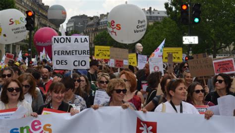 Les fonctionnaires manifestent contre l’austérité et la casse des ...