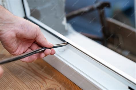 Maître professionnel à la réparation et à l'installation de fenêtres ...