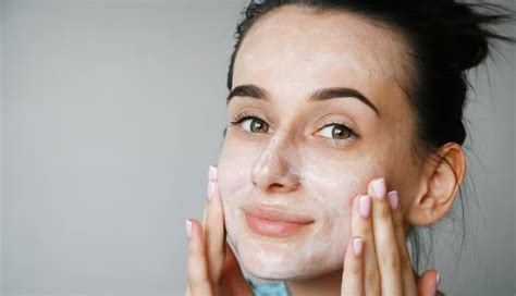 7 Benefits Of Using Milk And Honey For Face - lifeberrys.com