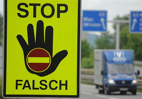 Geisterfahrer verursacht Unfall auf der Autobahn und flüchtet ...