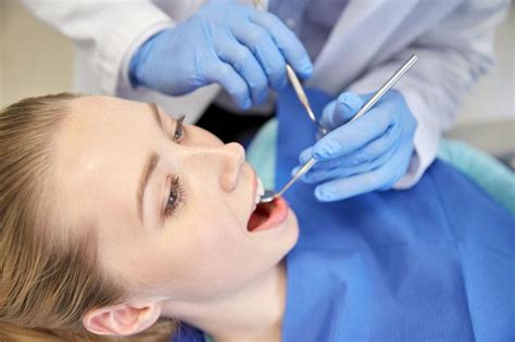 牙科诊所里的牙医与病人图片-牙医为女子拔牙素材-高清图片-摄影照片-寻图免费打包下载