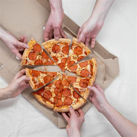 How Big is a 20 Inch Pizza & How Many Does It Feed? | Pizza Preacher