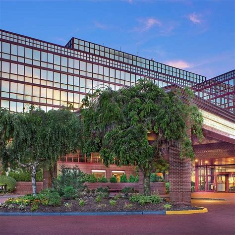 10 BEST Restaurants Near DoubleTree by Hilton New York LaGuardia Airport