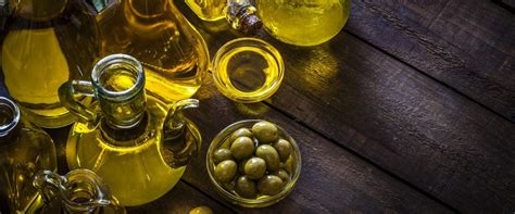 The Best Oil For Dandruff: Neem, Tea Tree & More