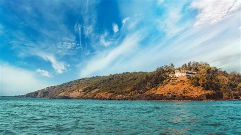 'Crew' Shooting Locations: Jet-Setting From Airports To Exotic Film Locales