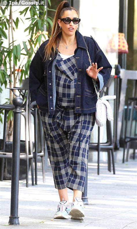 Nina Zilli a poche ore dal parto passeggia per Milano con pancione ...