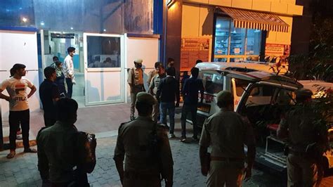 बागपतः दबिश देने घर पहुंची पुलिस, आरोपी की मां और दो बहनों ने 'खाया जहर ...