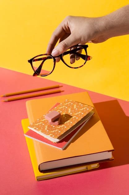 High Angle Schulmaterial auf dem Tischsortiment | Kostenlose Foto