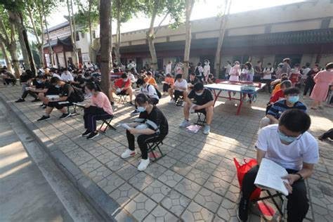 提前进入等候区，不扎堆不聚集，郑州九中考点1260名考生有序入场-大河新闻