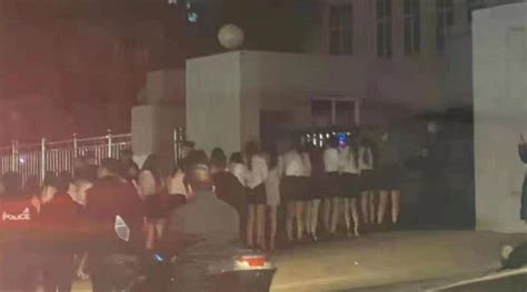 河南警方扫黄：上百年轻女性穿短裙从KTV被带走