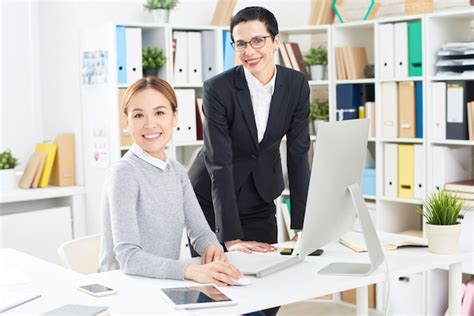 Business Women Group Portrait 的图像结果