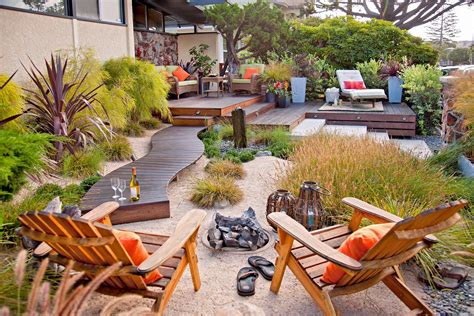 16 Simple Solutions for Small-Space Landscapes | Backyard seating ...