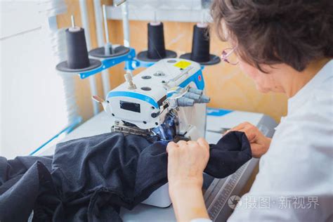 工作室缝制缝纫机专业裁缝缝制衣服照片-正版商用图片0oxxce-摄图新视界