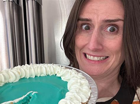 Taco Bell's Mountain Dew Baja Blast pie looks inedible. I tried it ...