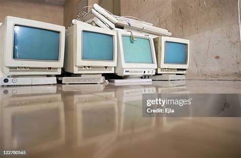 Old Laboratory Computer Greenscreen 的图像结果