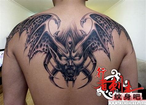 背部勇猛的恶魔翅膀纹身图案