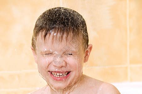 可爱的男孩快乐 在浴浴缸洗澡洗发水淋浴婴儿海绵童年肥皂孩子浴室卫生乐趣高清图片下载-正版图片321937645-摄图网