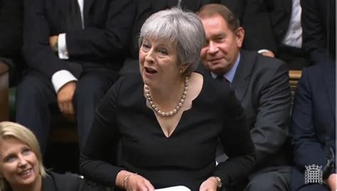 Theresa May honró a la reina Isabel con una divertida anécdota que hizo ...