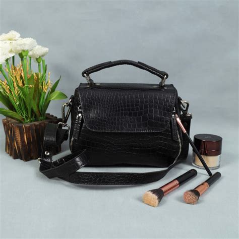 Premium Croc-Embossed Leather Handbag with Top Handle & Structured Zip
