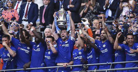 Hazard stars as Chelsea down toothless Manchester United to lift FA Cup