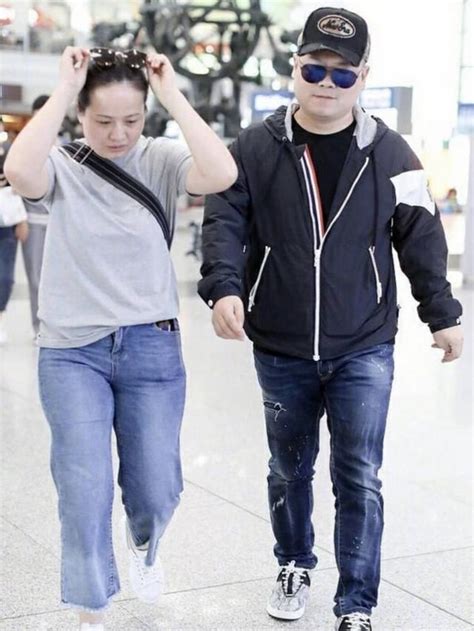 岳云鹏带老婆走机场，“圆脸夫妇”真甜蜜，同穿牛仔裤夫妻相十足 - 360娱乐，你开心就好