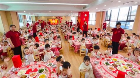 幼儿园儿童节给小朋友摆“喜宴”，全校师生吃席_凤凰网视频_凤凰网