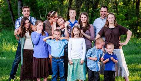 5 Tips Helpful To Keep Large Family Organized - lifeberrys.com