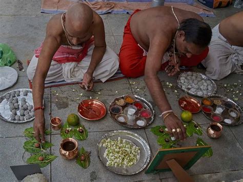 Pitru Paksha 2023: कौन पहुंचाता है पितरों तक खाना? | who delivers ...