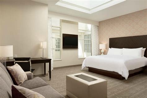 EMBASSY SUITES BY HILTON LOUISVILLE DOWNTOWN - Hotel Reviews, Photos ...