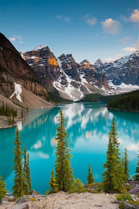 Solve Lago Moraine no Parque Nacional Banff em Alberta, Canadá !!! jigsaw puzzle online with 77 pieces