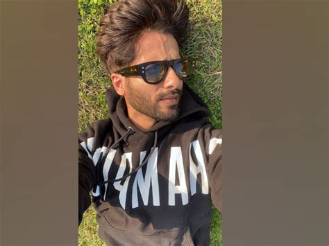 Shahid Kapoor treats fans to stunning sun kissed pictures in latest ...