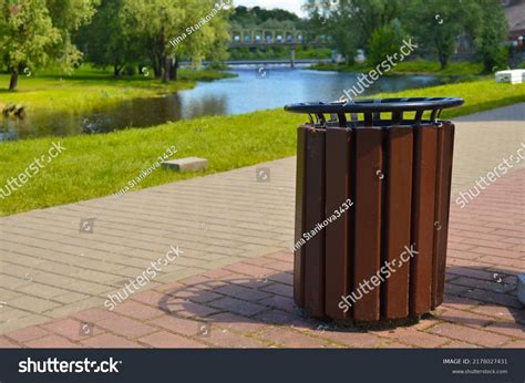 25,675 Park Trash Cans Images, Stock Photos & Vectors | Shutterstock