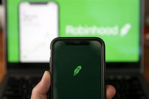 People Are Pissed At Robinhood And Jumping Ship After It Blocked ...