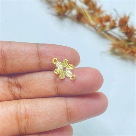 BC02J Daisy Connector charm ( 1 pc ) Raw brass – Shas