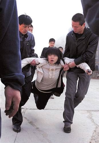北京两女记者采访火灾遭袭 被男子架起拖走