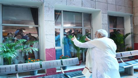 Modi's 'Thumbs Up' To Healthcare Workers At RML Hospital As India Marks ...