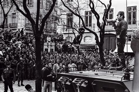 25 Abril: #NãoPodias vai dizer aos jovens o que há 50 anos estavam proibidos de fazer - Expresso