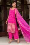 Buy Radha Pink Bandhej Georgette Kurta Set by Pomcha Jaipur at Aza Fashion.