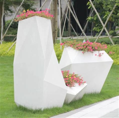 专业玻璃钢花盆花钵花槽的几个特点 - 深圳市圣玺空间艺术创意有限公司