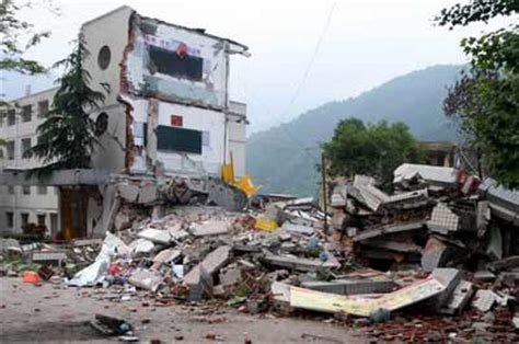 四川雅安地震死亡人数达124人 3000余人受伤_新浪新闻